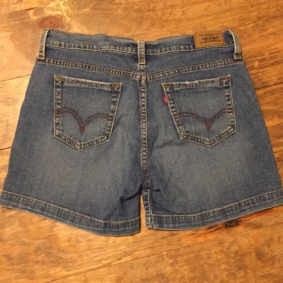 Levi’s denim Jean shorts - Picture 2 of 4